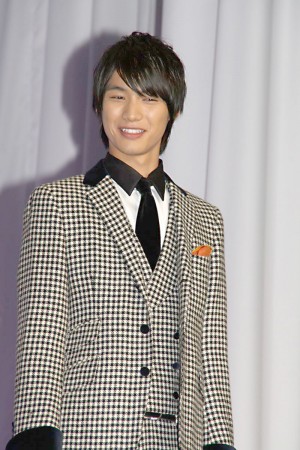 「au発表会2014 Spring」に登場した、福士蒼汰