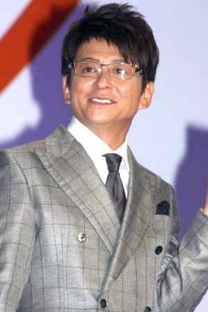 「au発表会2014 Spring」に登場した、哀川翔