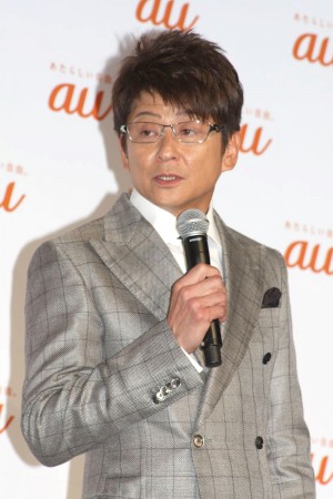 「au発表会2014 Spring」に登場した、哀川翔