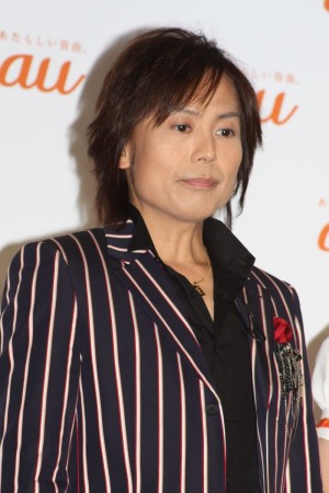 「au発表会2014 Spring」に登場した、つんく♂