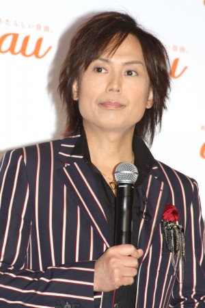 「au発表会2014 Spring」に登場した、つんく♂