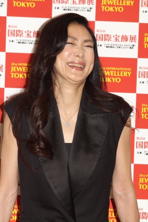 「第25回 日本 ジュエリー ベスト ドレッサー賞」50代部門で受賞した浅野温子