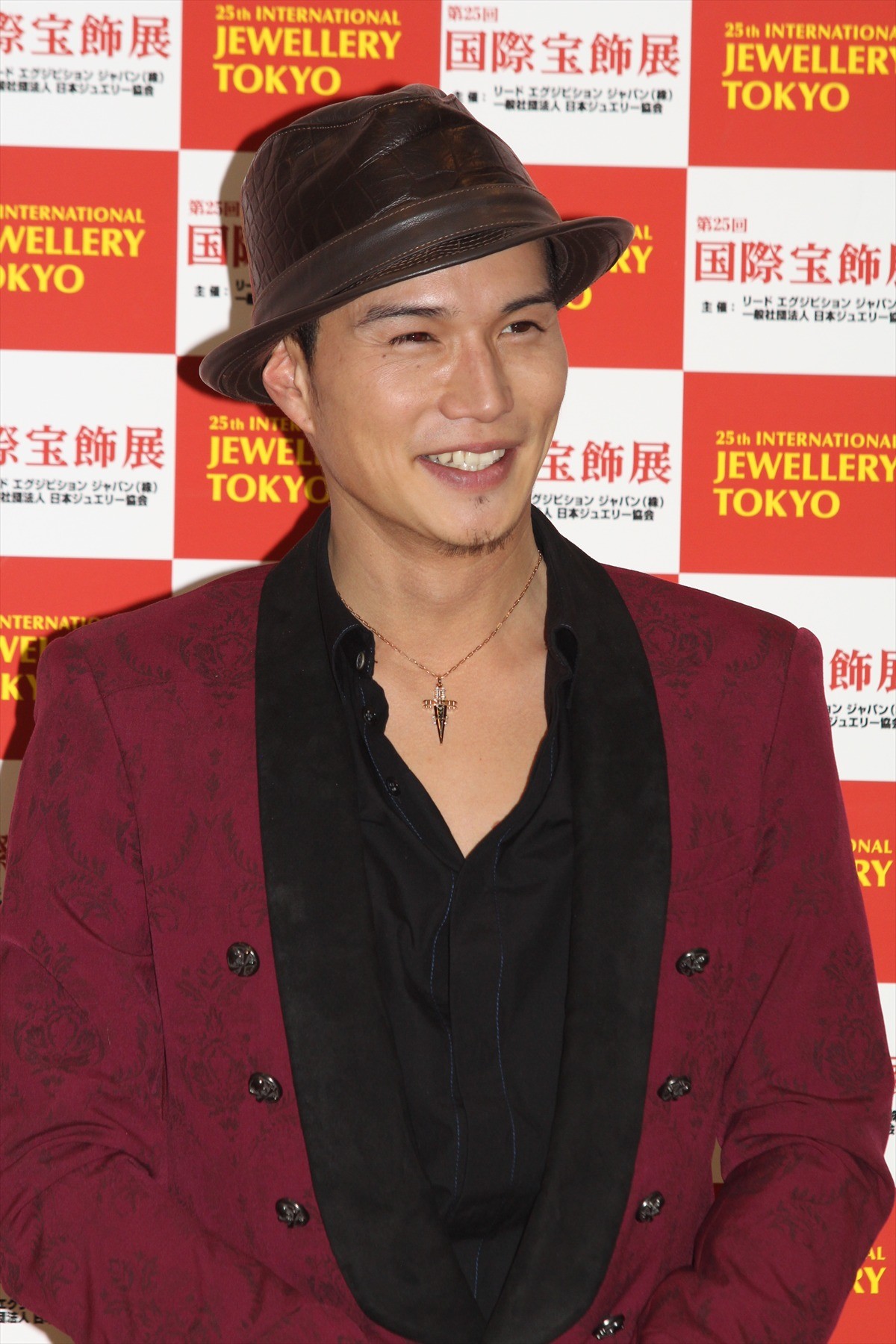 松本潤、宝石は「嵐の中で一番似合う」 ジュエリーベストドレッサー賞表彰式に登場