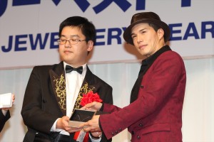 「第25回 日本 ジュエリー ベスト ドレッサー賞」男性部門で受賞した市原隼人