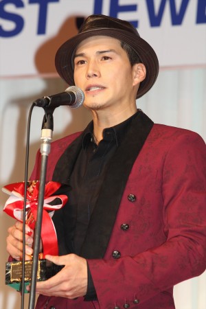 「第25回 日本 ジュエリー ベスト ドレッサー賞」男性部門で受賞した市原隼人