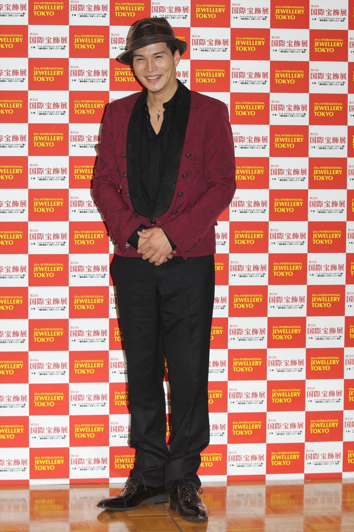 松本潤、宝石は「嵐の中で一番似合う」 ジュエリーベストドレッサー賞表彰式に登場