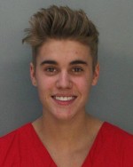 飲酒運転などの疑いで逮捕されたジャスティン・ビーバー。逮捕写真で微笑んでいるが…。（※マイアミ・ビーチ警察のツイッターより）