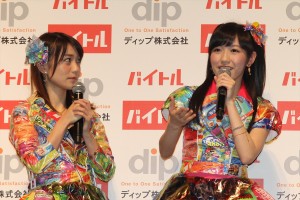 「バイトル」新CM発表会に出席した大島優子、渡辺麻友