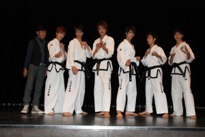 左から、香月監督、平田、馬場、井上、浜尾、橋本、辻『テコンドー魂～REBIRTH～』公開前イベント