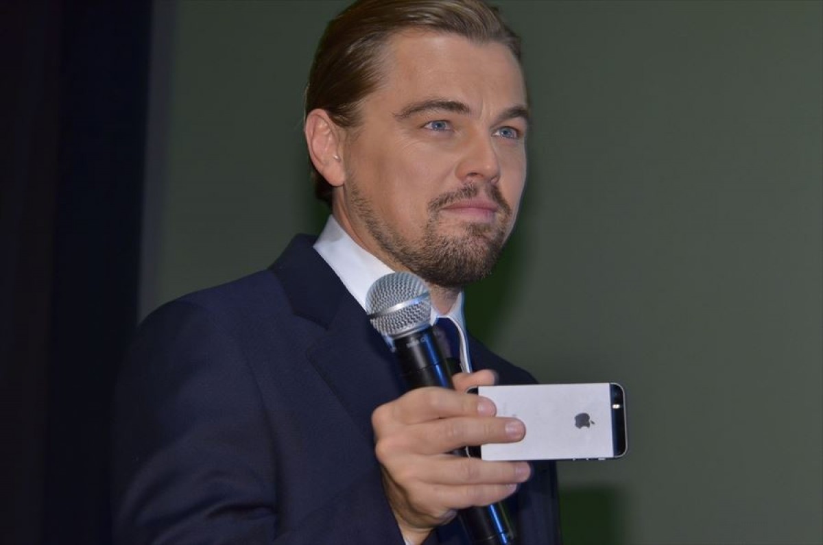 レオナルド・ディカプリオ、自分のiPhoneで撮影して「ごめんなさい」