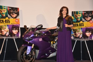 ヒット・ガール カラーの“ドゥカティ（Docatu 1199 Panigale）”と並ぶ南野陽子