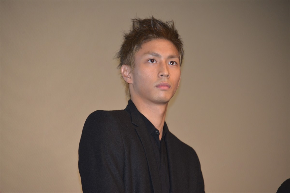 中島健人、酪農映画でも王子様キャラ全開!?『銀の匙』完成披露に白馬に乗って登場