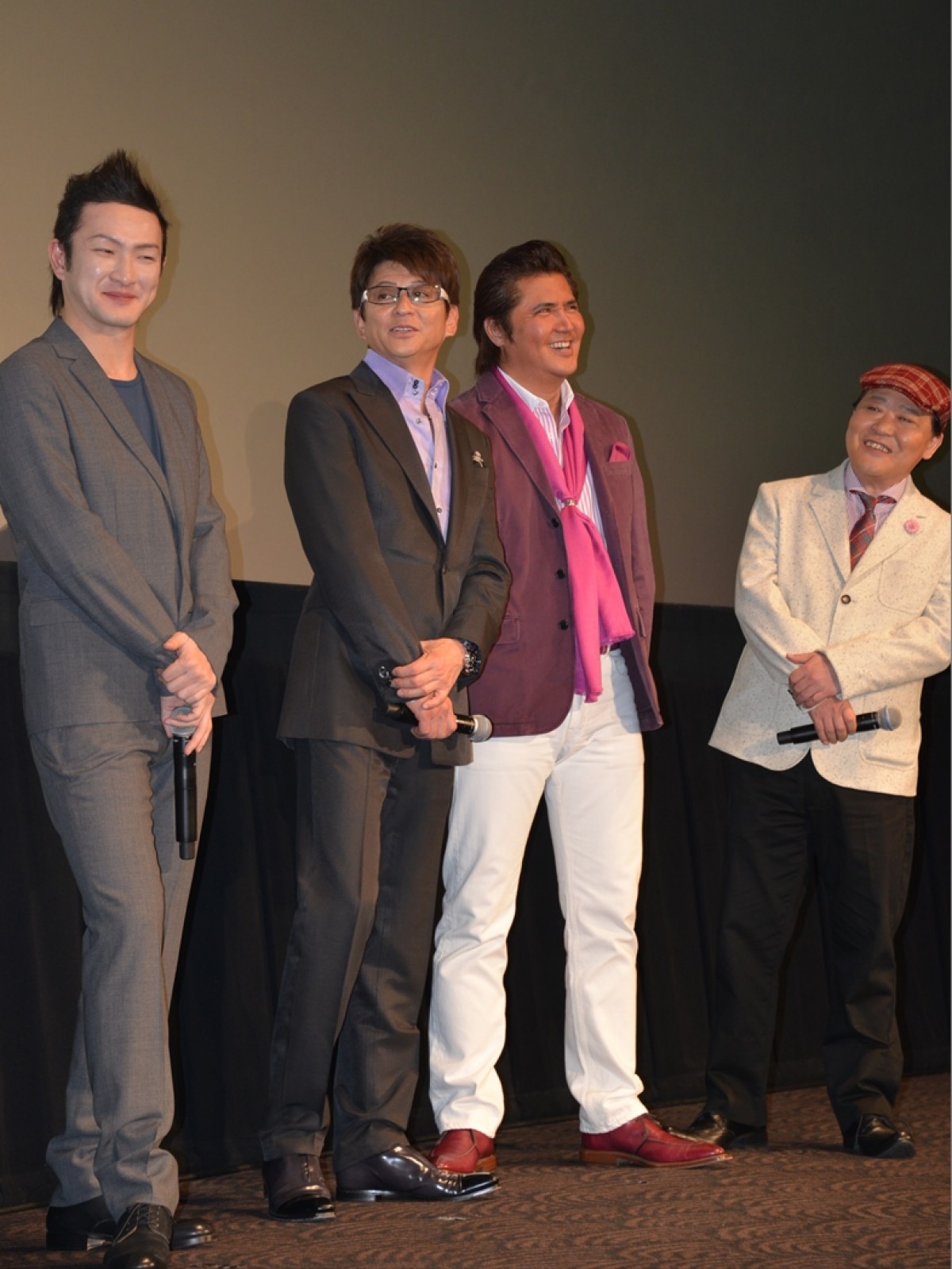 中島健人、酪農映画でも王子様キャラ全開!?『銀の匙』完成披露に白馬に乗って登場