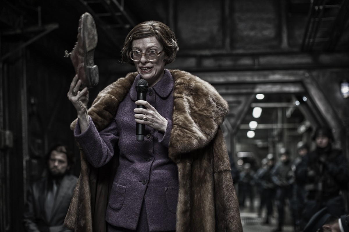 ティルダ・スウィントンが怪演！『スノーピアサー』で見せた驚異の変貌ぶりとは…？