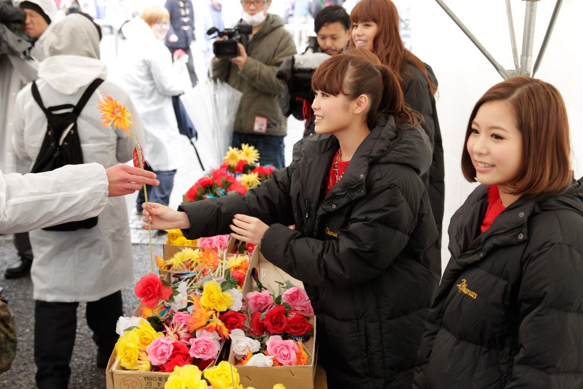 Flower、雪の中でパフォーマンス披露！　初アルバム大ヒット御礼イベント開催　