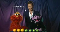 『セサミストリート』の“マーレイアーティ”に難問を挑まれるベネディクト・“シャーロック”（※PBSの公式YouTubeチャンネルのスクリーンショット）