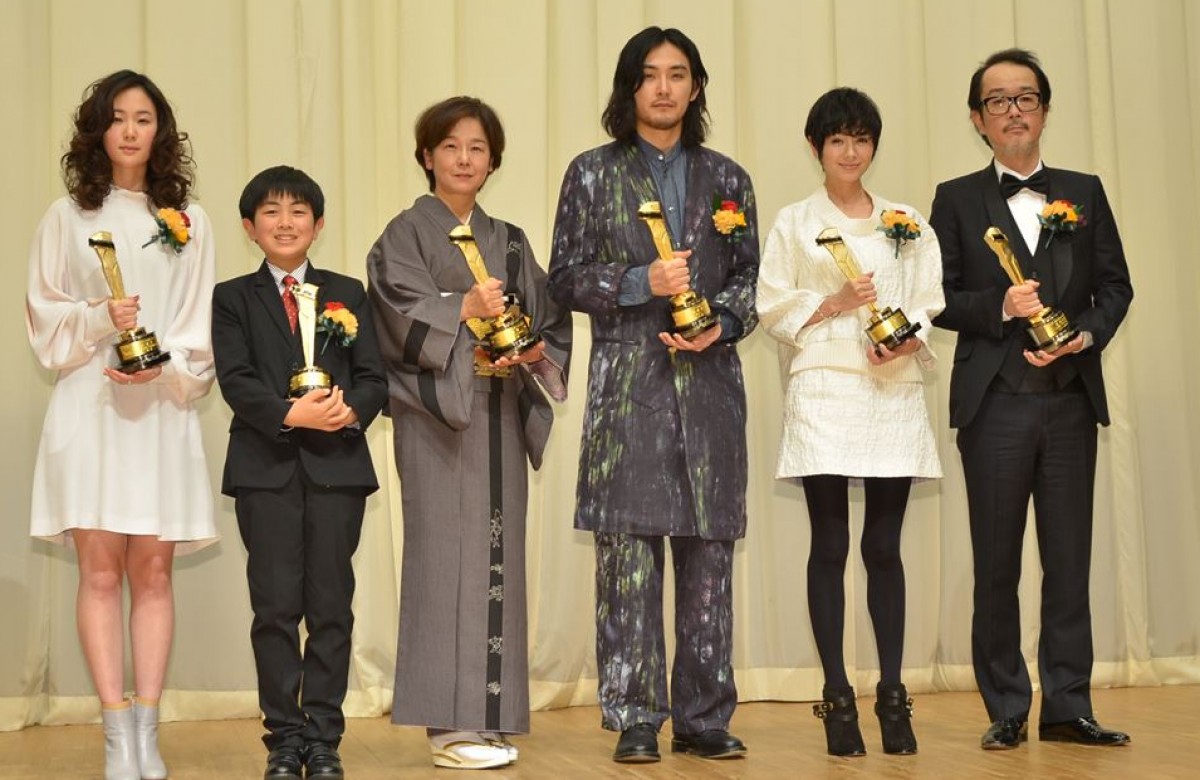 「第87回キネマ旬報ベスト・テン」表彰式の模様(左から黒木華、吉岡竜輝、田中裕子、松田龍平、真木よう子、リリー・フランキー)