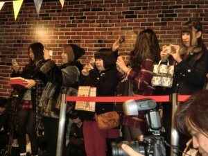 「ワン・ダイレクション（1D）」等身大フィギュア　先行お披露目式