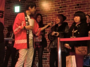 「ワン・ダイレクション（1D）」等身大フィギュア　先行お披露目式