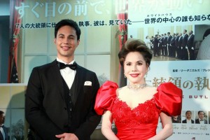 公開直前イベントに登場した、デヴィ夫人とユージ。