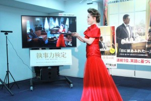 公開直前イベントに登場した、デヴィ夫人とユージ。