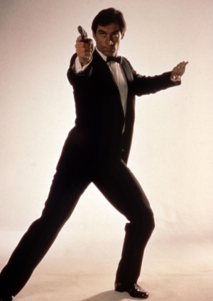 『007』から得た技を使ってサメを撃退!? サメにパンチ食らわす