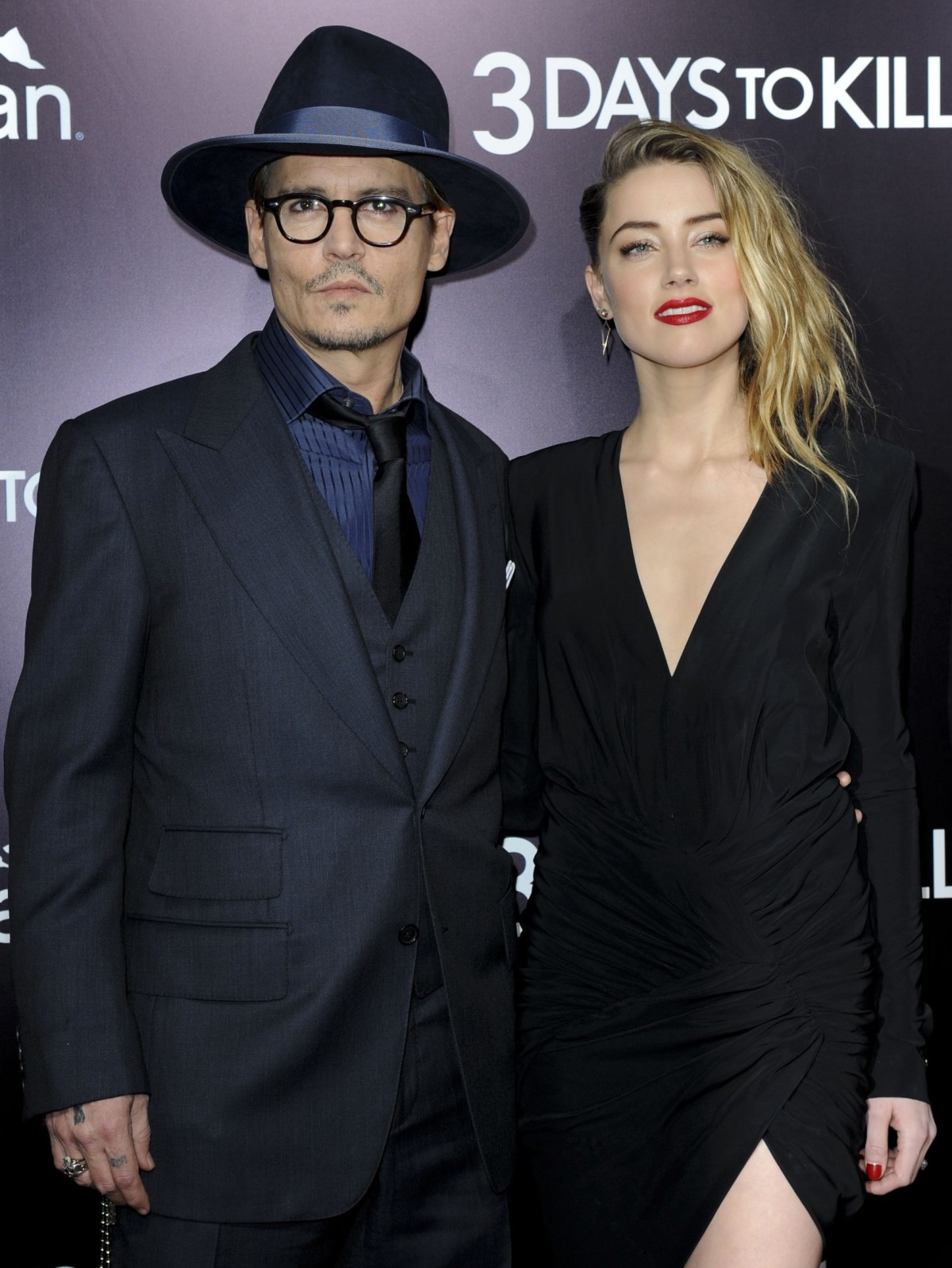 堂々と婚約指輪を付けてレッドカーペットに登場したアンバー・ハードとジョニー・デップ