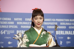 最優秀女優賞を受賞した黒木華、記者会見に登場