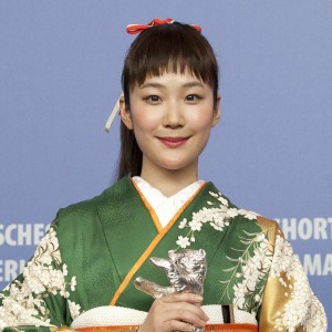 最優秀女優賞を受賞した黒木華、記者会見に登場
