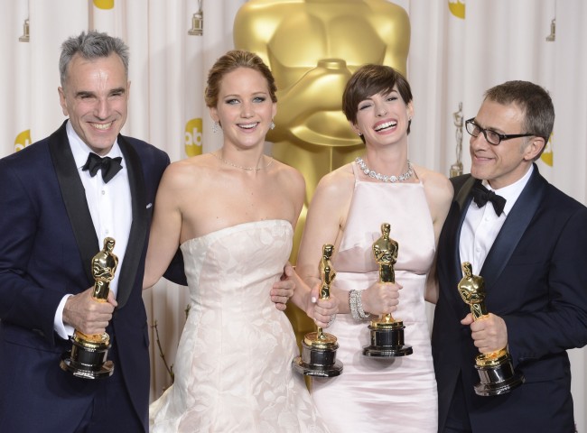 昨年のアカデミー賞受賞者(左からダニエル・デイ=ルイス、ジェニファー・ローレンス、アン・ハサウェイ、クリストフ・ヴァルツ)