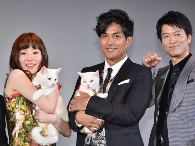映画『猫侍』完成披露試写会に登壇した猫と出演者たち
