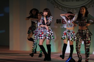 「女子力UP！女の子のための冬の学園祭」イベントでライブパフォーマンスを行ったE‐girls
