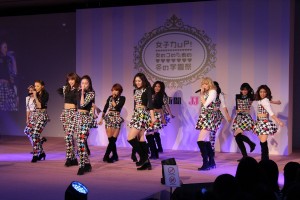 「女子力UP！女の子のための冬の学園祭」イベントでライブパフォーマンスを行ったE‐girls
