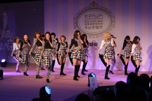 「女子力UP！女の子のための冬の学園祭」イベントでライブパフォーマンスを行ったE‐girls