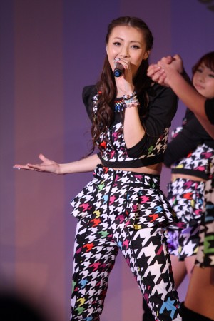 「女子力UP！女の子のための冬の学園祭」イベントでライブパフォーマンスを行ったE‐girls