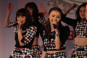 「女子力UP！女の子のための冬の学園祭」イベントでライブパフォーマンスを行ったE‐girls