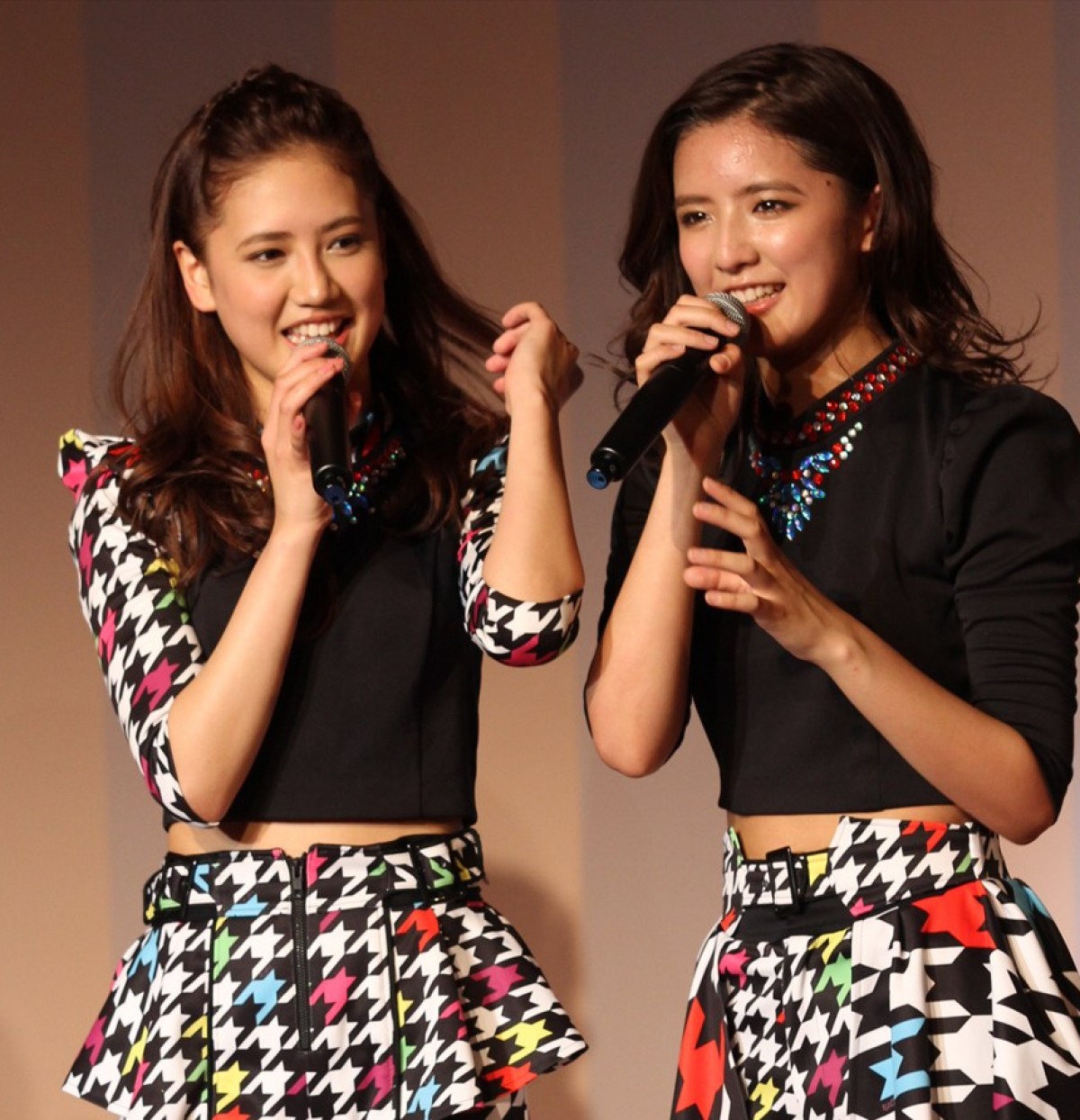 「女子力UP!女の子のための冬の学園祭」に出演したE‐girls・藤井夏恋、萩花姉妹