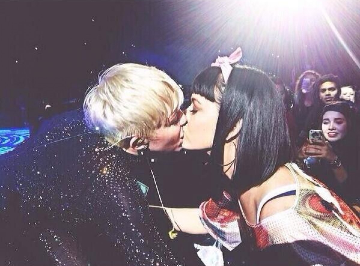 ケイティ・ペリーとマイリー・サイラスが熱いキス(※マイリー・サイラスのツイッターより)