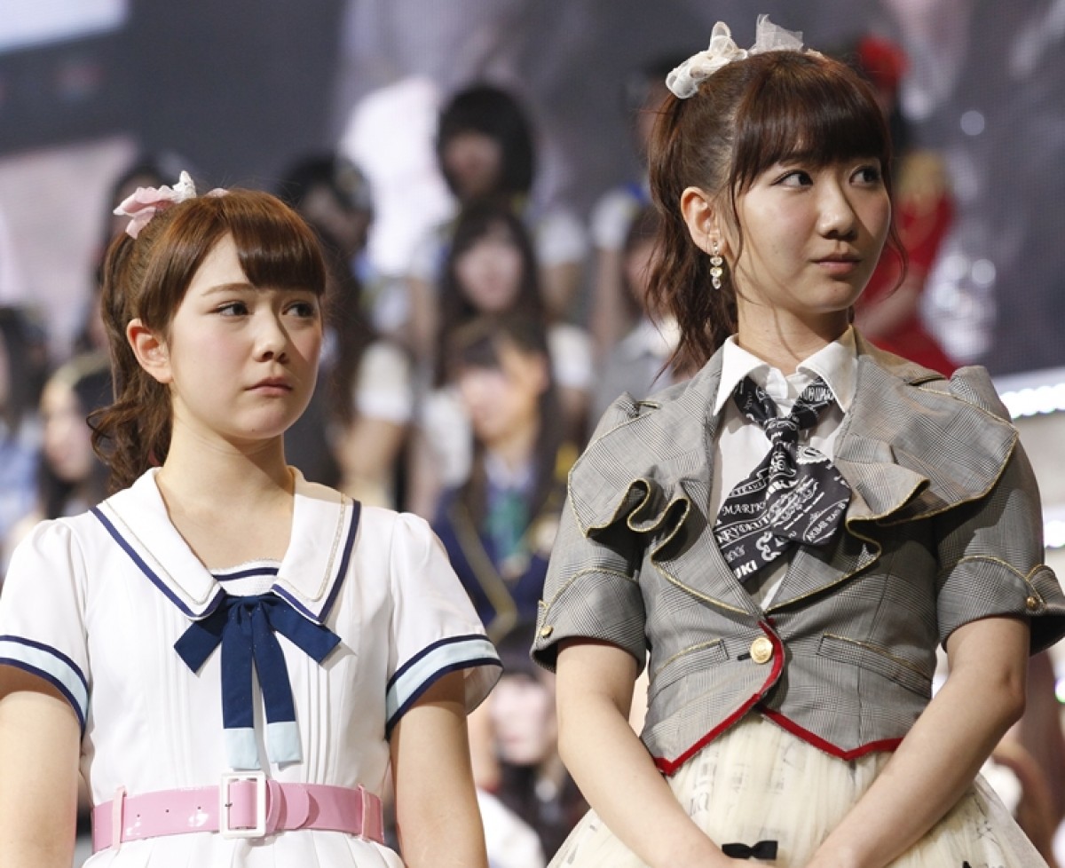 「AKB48グループ大組閣祭り」でNMB48チームN兼任となったHKT48 ・村重杏奈(左)、AKB48・柏木由紀(右)
