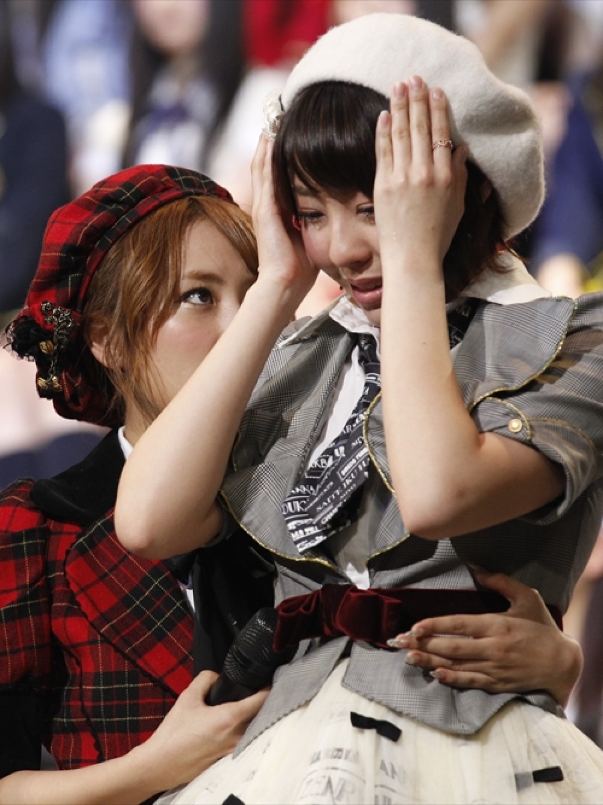 「AKB48グループ大組閣祭り」でNMB移籍となり頭を抱える藤江れいな(右)と支える高橋みなみ(左)
