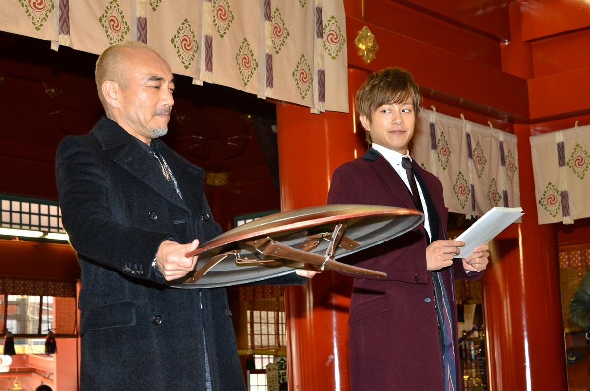 溝端淳平「なかなかハッピーな話もない」 縁結びの神様の前でボヤキ節