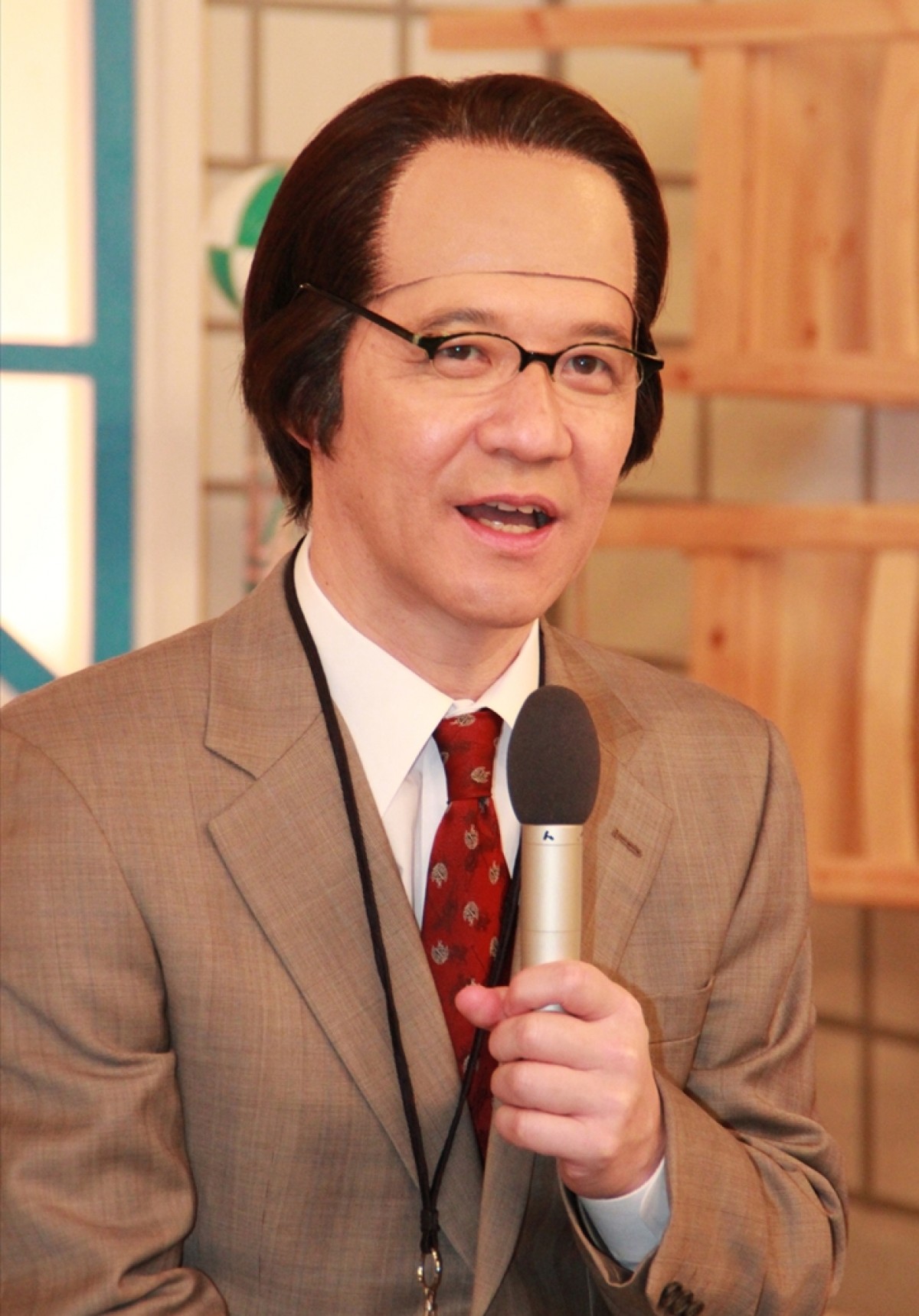 星野源が完全復帰、コント撮影初日は半裸でドライアイス