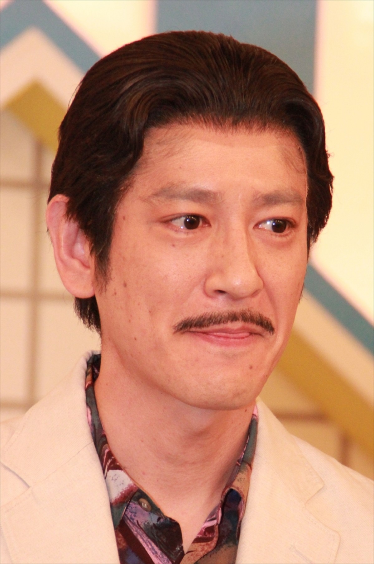 星野源が完全復帰、コント撮影初日は半裸でドライアイス