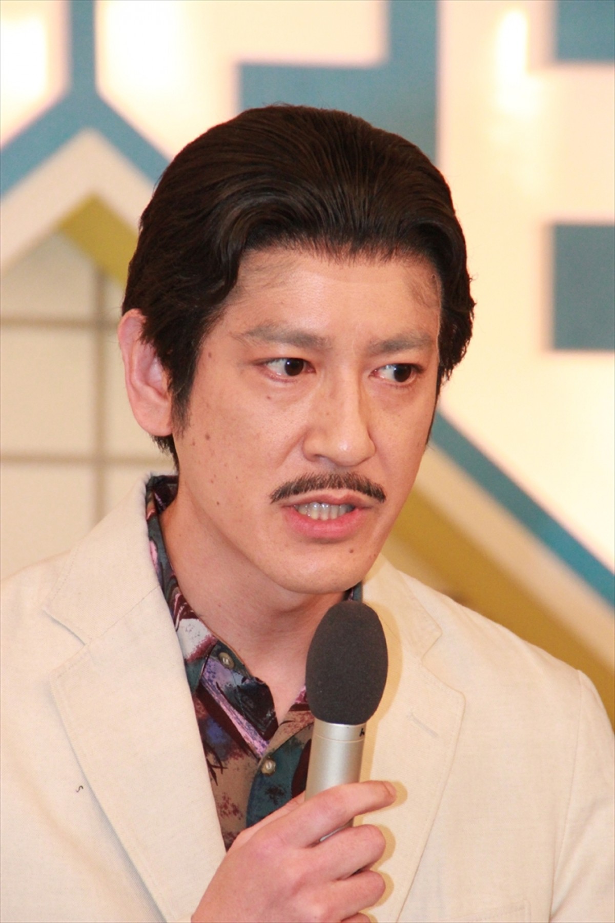 星野源が完全復帰、コント撮影初日は半裸でドライアイス