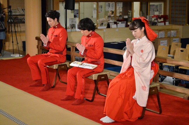 『偉大なる、しゅららぼん』劇中衣裳で祈祷を受けた岡田将生、濱田岳、深田恭子の3人