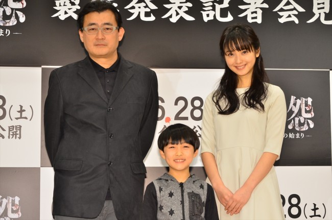 左から落合正幸監督、子役・小林楓、佐々木希、『呪怨 -終わりの始まり-』製作発表会見にて