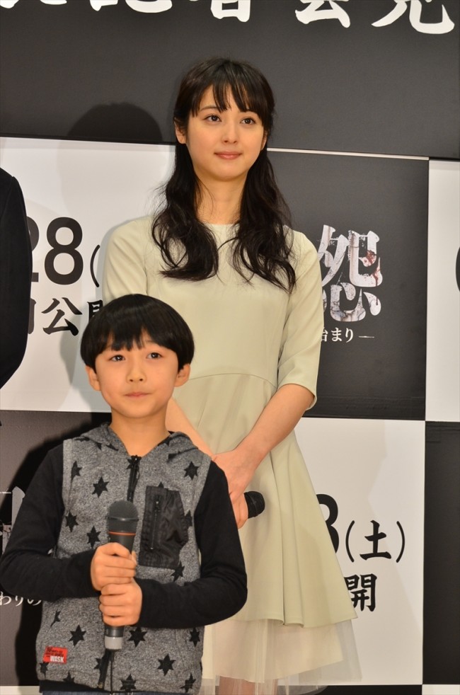 左から子役・小林楓、佐々木希、『呪怨 -終わりの始まり-』製作発表会見にて