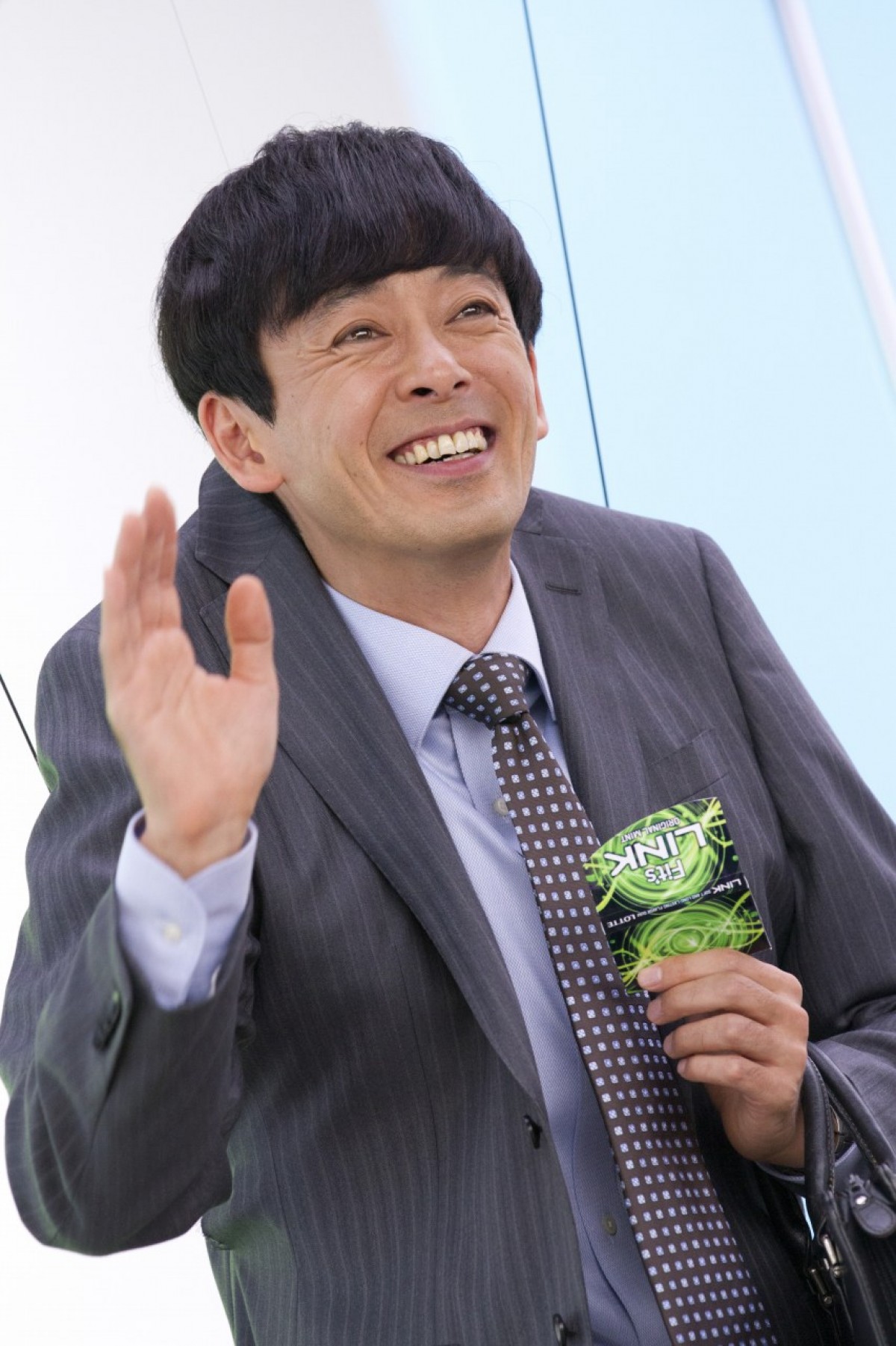 滝藤賢一、初の単独CM出演！猫にくわえられゴキゲン過ぎるサラリーマンに
