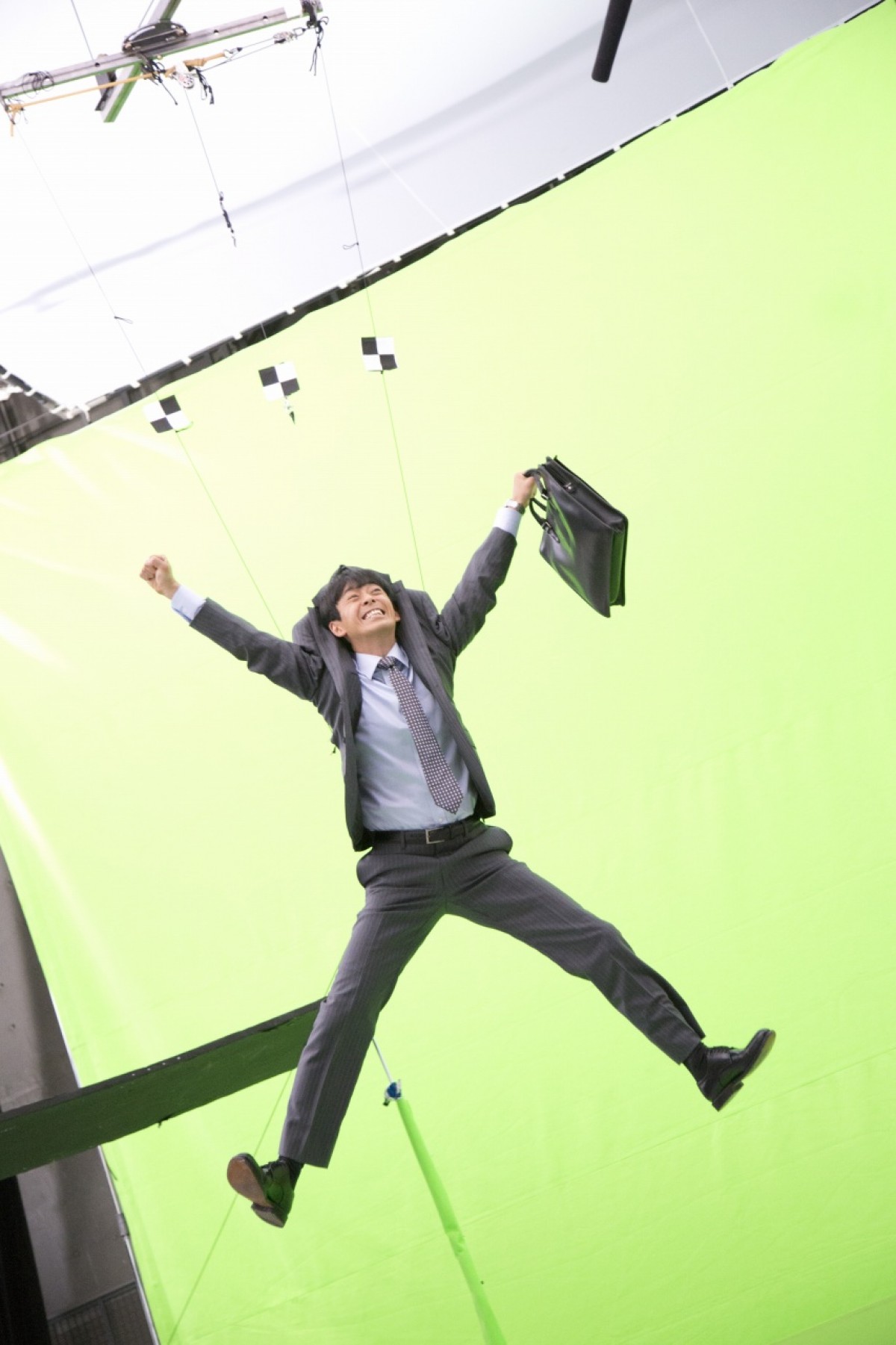 滝藤賢一、初の単独CM出演！猫にくわえられゴキゲン過ぎるサラリーマンに