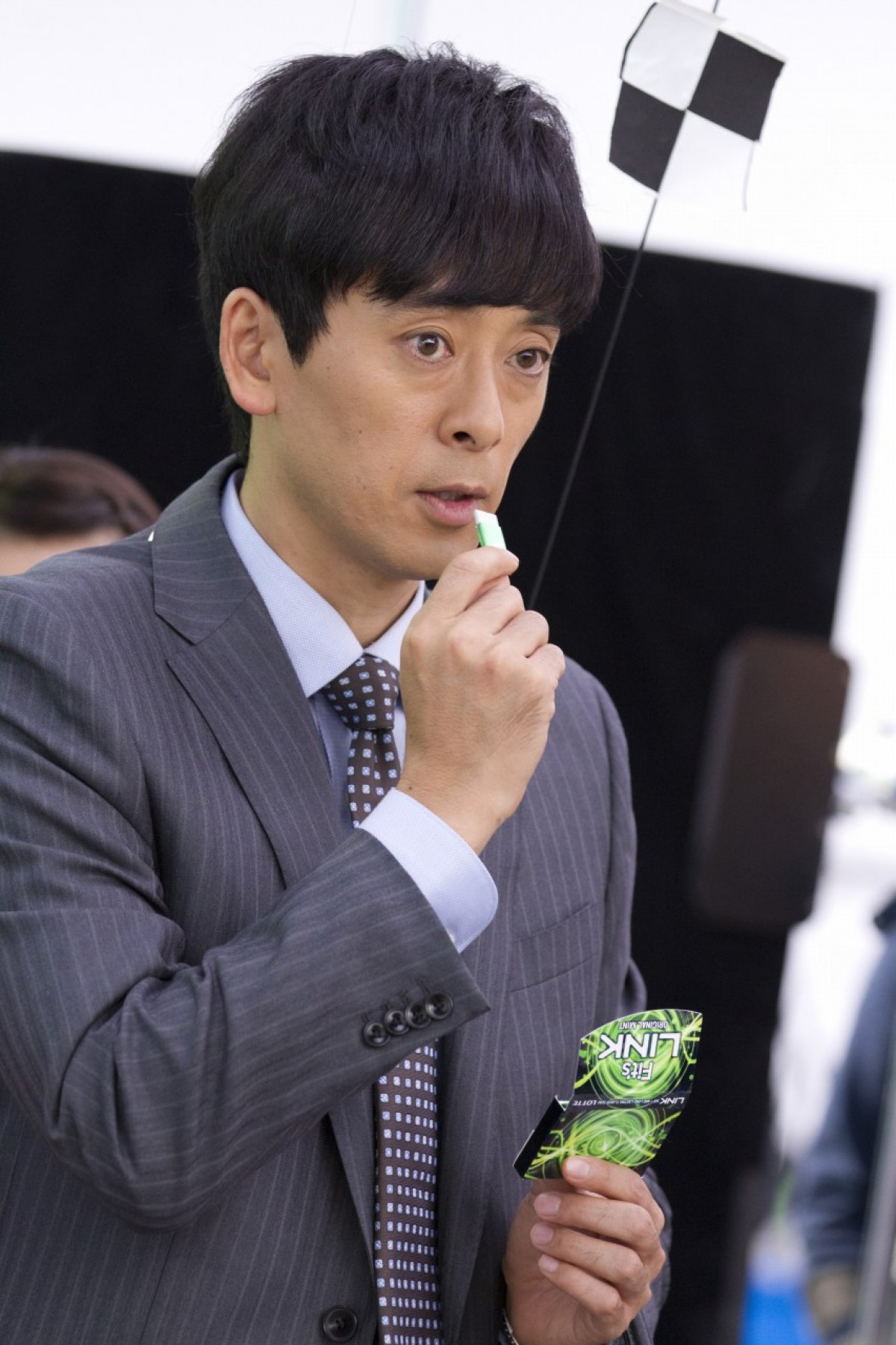 滝藤賢一、初の単独CM出演！猫にくわえられゴキゲン過ぎるサラリーマンに